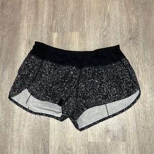 Lululemon Speed Up Mid-rise short 2.5 inch (Size 6)
